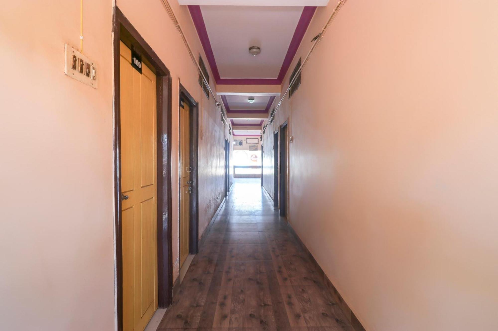 SPOT ON 46266 Hotel Poonam Jagdalpur Exterior foto